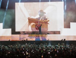İstanbul’da sağanak altında konser veren Metro Boomin, sahnede Türk bayrağı açtı