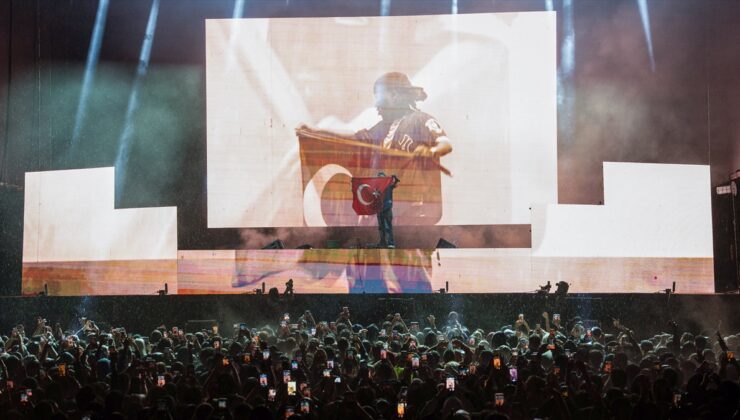 İstanbul’da sağanak altında konser veren Metro Boomin, sahnede Türk bayrağı açtı