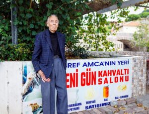 İzmir Bergama’da 96 yaşındaki Eşref Taşkın, 80 yıllık dükkanı kapatmaya hazırlanıyor.