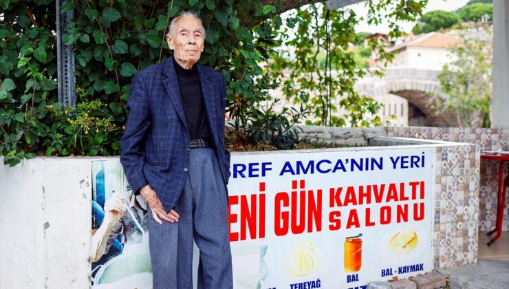 İzmir Bergama’da 96 yaşındaki Eşref Taşkın, 80 yıllık dükkanı kapatmaya hazırlanıyor.
