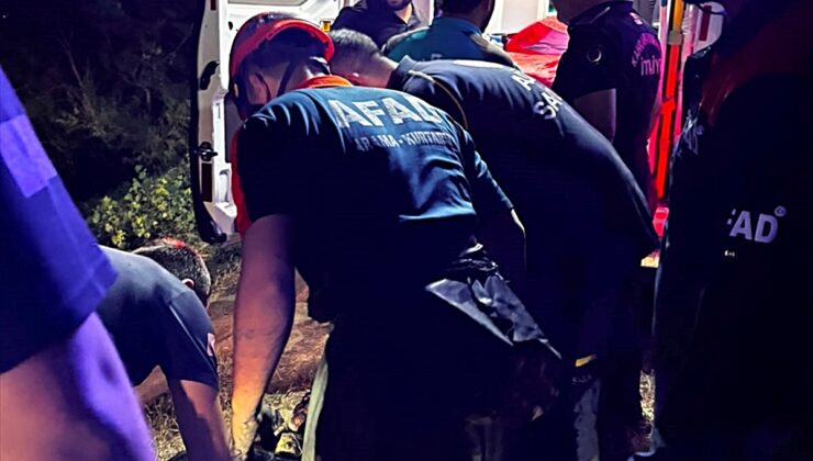 Kahramanmaraş Onikişubat’ta bataklığa saplanan yaşlı adamı ekipler halatla kurtardı