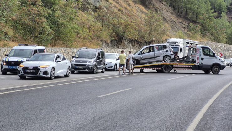 Kale’de İstinat Duvarına Çarpma: 3 Yaralı