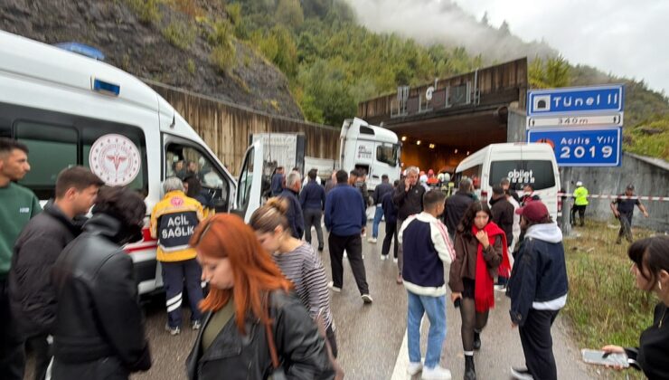 Karabük yolunda TIR ile minibüs çarpıştı, minibüs sürücüsü öldü, 11 kişi yaralandı