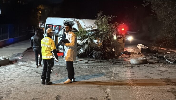 Karabük’te işçi servisi aydınlatma direğine çarptı, 6 kişi yaralandı.