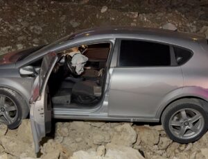 Karaman’da otomobil inşaatın kazı alanına düştü, 2 kişi yaralandı; kaza anı kamerada