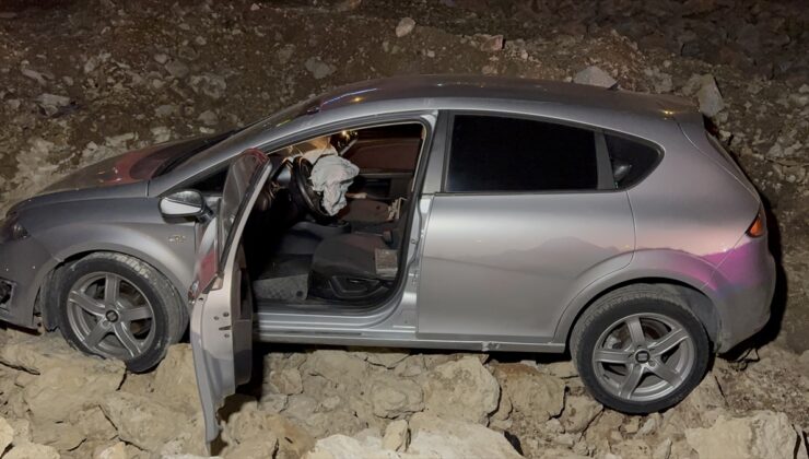 Karaman’da otomobil inşaatın kazı alanına düştü, 2 kişi yaralandı; kaza anı kamerada