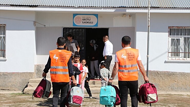 Karlıova’da öğrencilere kırtasiye desteği