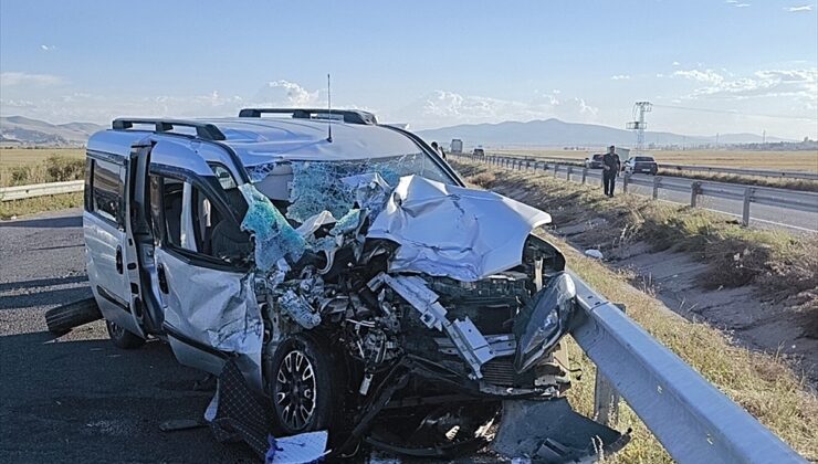 Kars’ta hafif ticari aracın traktörle çarpıştığı kazada 1 kişi öldü, 5 kişi ağır yaralandı