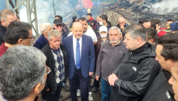 Kastamonu İnebolu’da 11 evi yakan yangın yaklaşık 6 saatte kontrol altına alındı