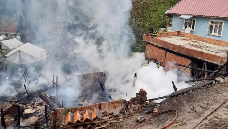 Kastamonu İnebolu’da yangında ahşap ev ve ahır yandı, 5 büyükbaş telef oldu