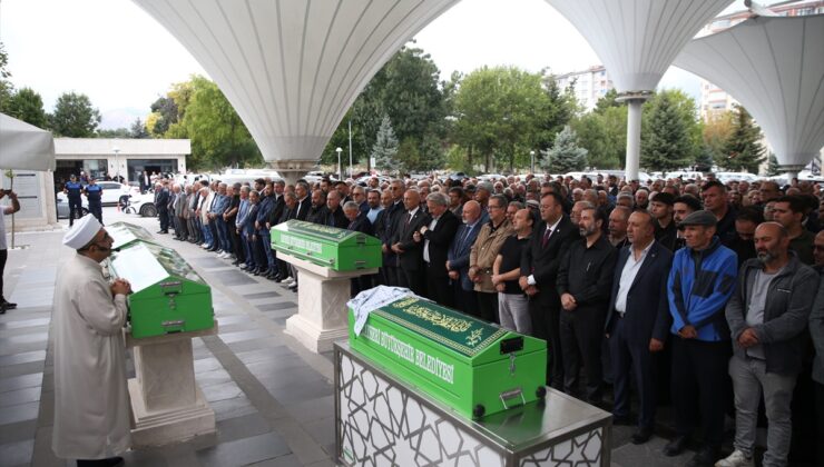 Kayseri Hacılar’da babasının kucağında başına taş düşen 3 yaşındaki çocuk defnedildi