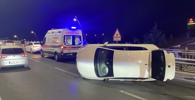 Kayseri’de iki otomobilin çarpıştığı kazada devrilen aracın sürücüsü yaralandı