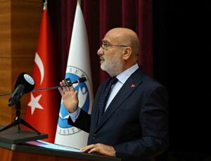 KAYÜ oryantasyonunda Rektör Karamustafa öğrencilere hitap etti, TOMTAŞ hediye verdi