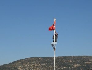 Kilis Polateli’de genç, direğe dolanan Türk bayrağını ayakkabılarını çıkarıp düzeltti