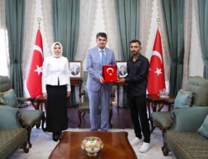 Kilis Valisi, Polateli’deki Ravanda Kalesi’nde Türk bayrağını düzelten genci kabul etti