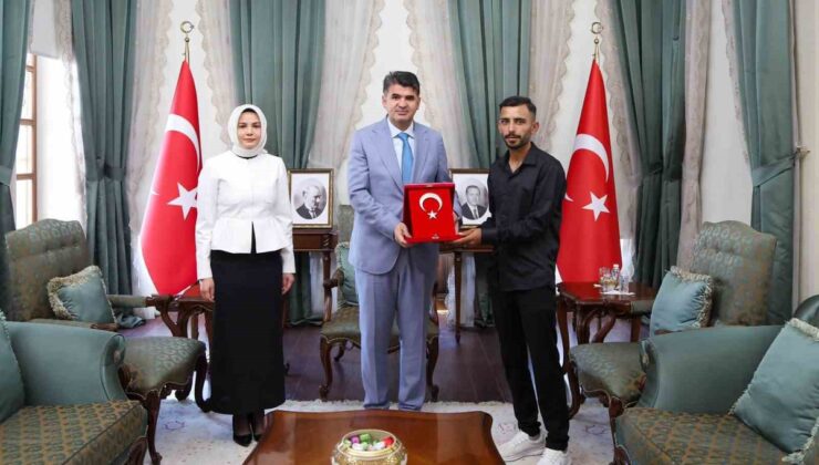Kilis Valisi, Polateli’deki Ravanda Kalesi’nde Türk bayrağını düzelten genci kabul etti