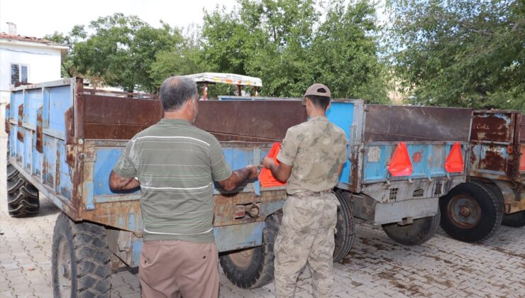 Kilis’te jandarma ekipleri 25 traktör sürücüsüne güvenli tarım eğitimi verdi