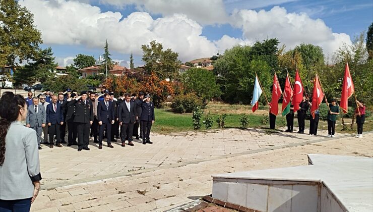 Kırıkkale Karakeçili’de Gaziler Günü töreninde Kaymakam ve Başkan çelenk sundu