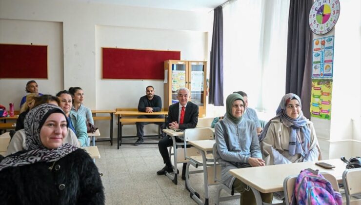 Kırklareli Valisi Turan, Mustafa Dalcalı ve Vali Faik Üstün ilkokullarına gitti