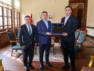 Kırşehir Valisi adına gönderilen ahilik sancağı Bilecik Valisi Sözer’e teslim edildi.
