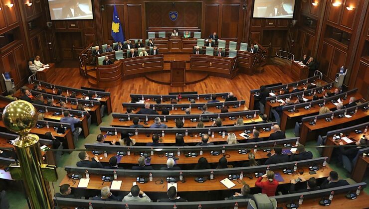 Kosova Meclisi, UÇK komutanlarına verilen Lahey cezasını kınayan bildiriyi kabul etti