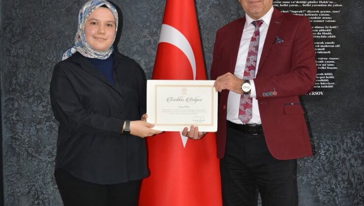 Kumlucalı öğrencinin denemesi, “Vefa Kaleminden 15 Temmuz Şehitlerine” kitabında yer aldı