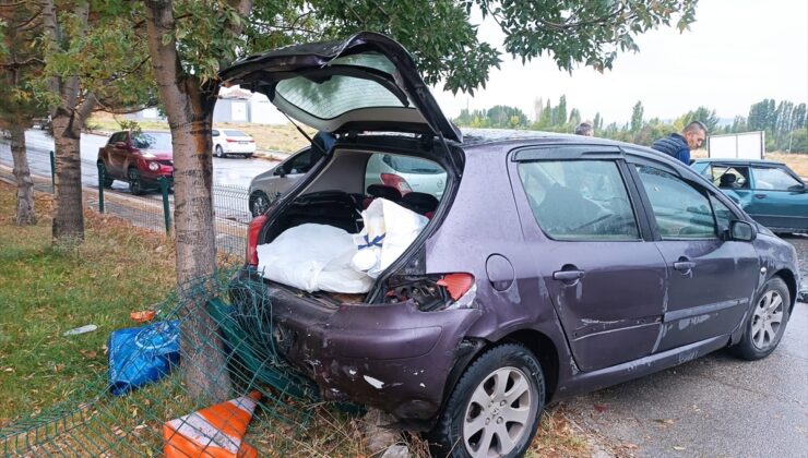 Kütahya Akkent’te otomobil park halindeki araca ve duvara çarptı, sürücü yaralandı