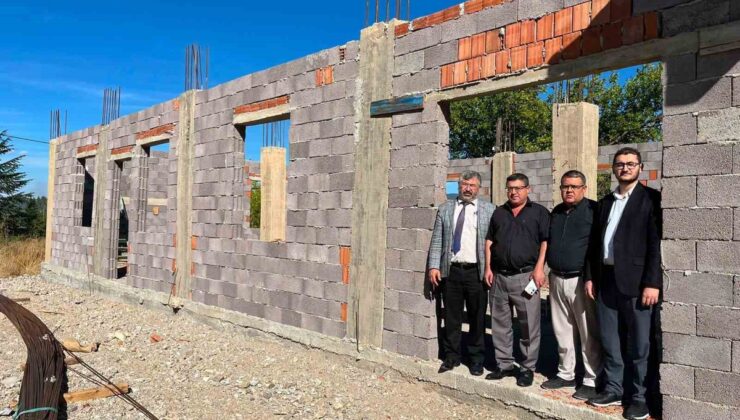 Kütahya Hisarcık’ta İlçe Müftüsü Demirci, yapımı süren taziye evini inceledi