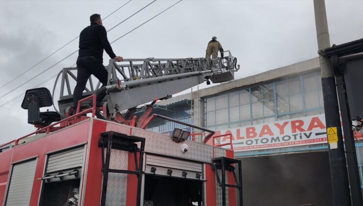 Kütahya’da Galericiler Sitesi’nde çatıda çıkan yangında 3 iş yeri hasar gördü