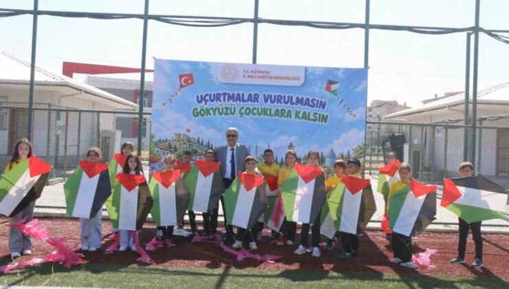 Kütahya’da öğrenciler Gazze için uçurtma uçurdu, Milli Eğitim Müdürü de katıldı