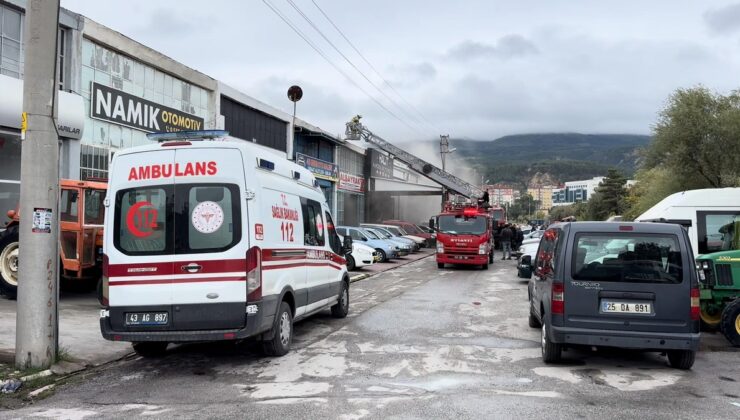 Kütahya’da oto galerinin çatısında çıkan yangında 2 işletme zarar gördü