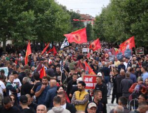 Lahey’de yargılanan eski UÇK komutanlarına Kosova’da destek gösterisi düzenlendi