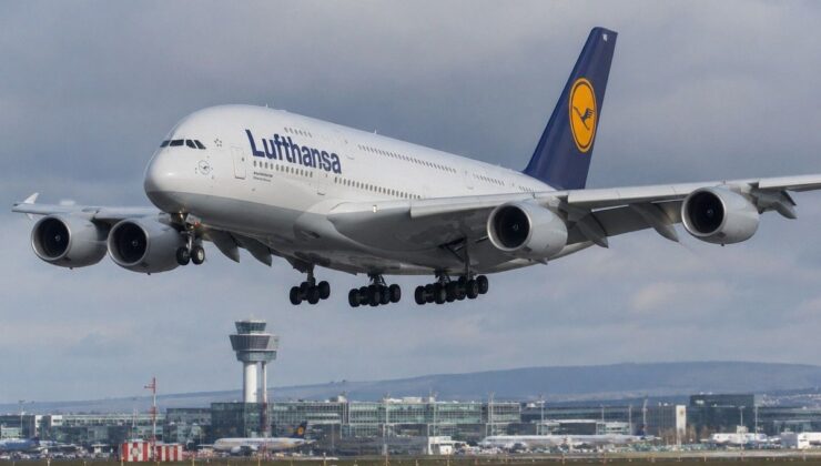 Lufthansa uçağı koku nedeniyle Manchester’a acil iniş yaptı, 371 kişi tahliye edildi