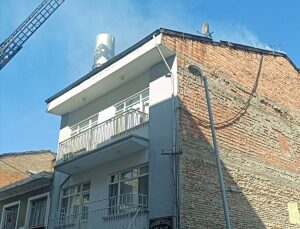 Malatya Battalgazi’de iki katlı binanın çatısındaki yangın 1 saatte söndürüldü