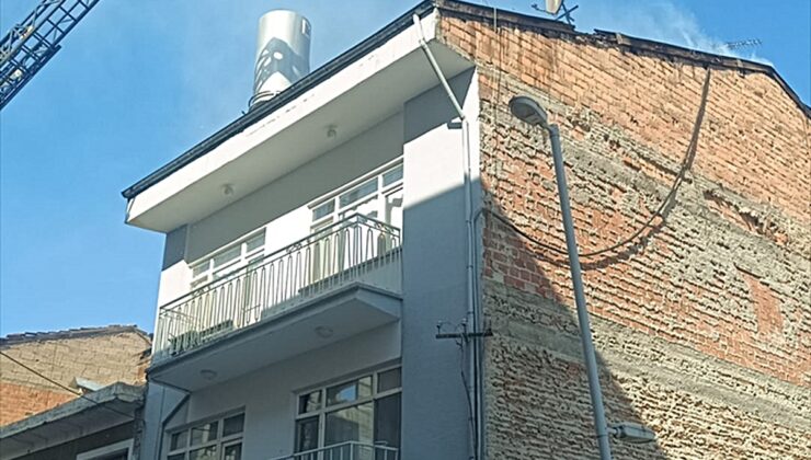 Malatya Battalgazi’de iki katlı binanın çatısındaki yangın 1 saatte söndürüldü
