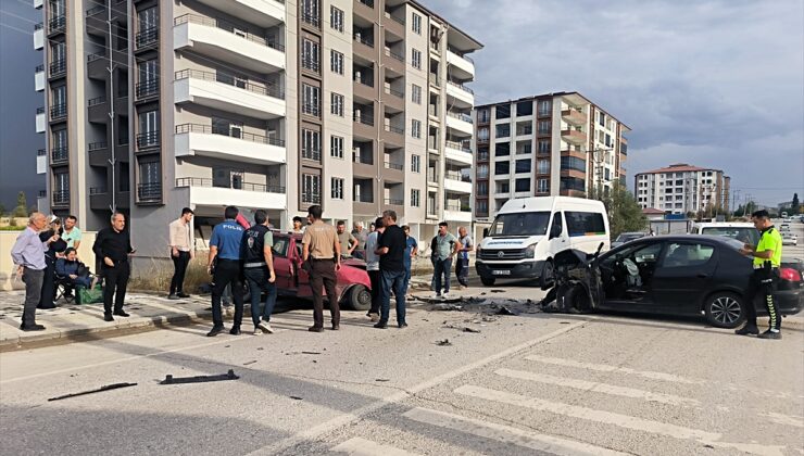 Malatya’da iki otomobil çarpıştı, 2 kişi yaralandı