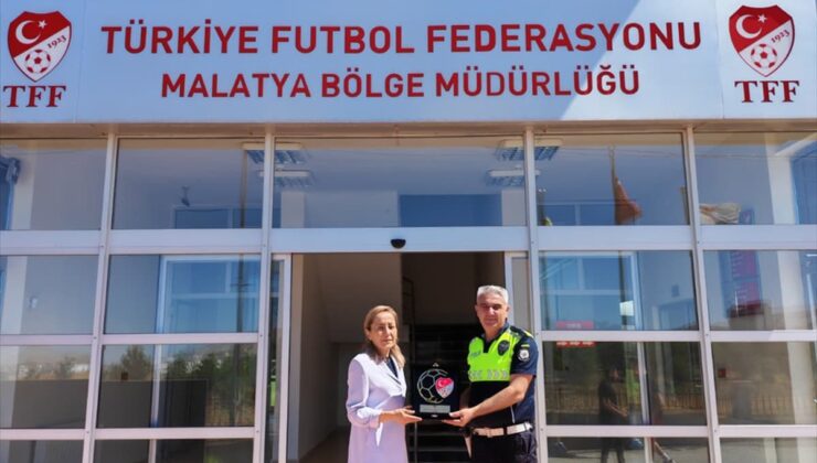 Malatya’da statta maç izleyen çocuğa çorabını veren polise Fair Play Ödülü