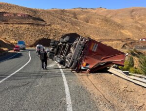 Malatya’da tırın devrilmesi sonucu 2 kişi yaralandı