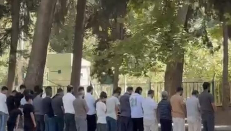 Mardin Nusaybin’de vatandaşlar öğle namazında DSİ Barajı kıyısında saf tuttu