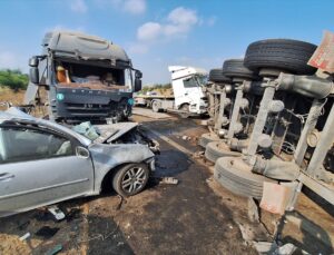 Mersin’de karşı şeride geçen tır iki araca çarptı, 1 kişi öldü, 2 kişi yaralandı