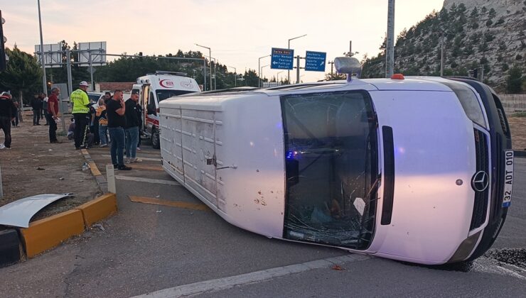 Minibüsler çarpıştı, 10 tarım işçisi yaralandı