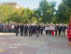 Muğla Ortaca’da 19 Eylül Gaziler Günü’nde Atatürk Anıtı önünde çelenk sunumu yapıldı