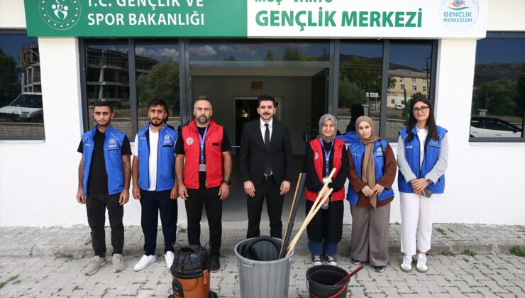 Muş Varto’da gönüllü gençler, 15 yaşlının evini temizleyip dayanışma köprüsü kurdu