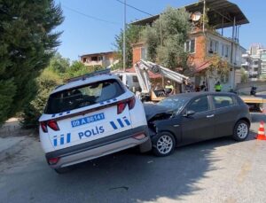 Nazilli’de Polis Aracı ile Otomobil Çarpıştı: 2 Yaralı
