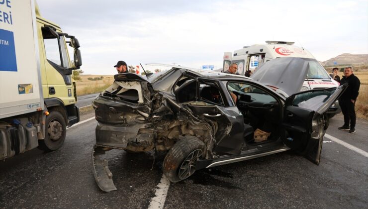 Nevşehir-Kayseri kara yolunda iki otomobil çarpıştı, ikisi çocuk 6 kişi yaralandı