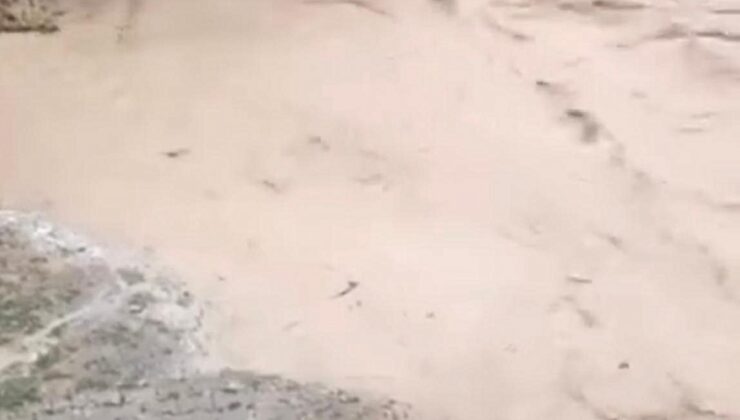 Nevşehir Ürgüp’te selde köprüye sıkışan otomobildeki 3 kişi köylülerce kurtarıldı