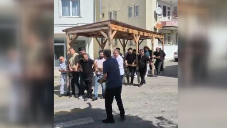Öğretmenler kamelyayı, 200 metre mesafedeki yeni okula taşıdı