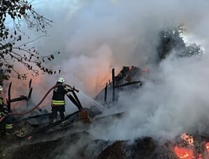 Ordu Fatsa’da metruk evde çıkan yangın söndürüldü, ev kullanılamaz hale geldi