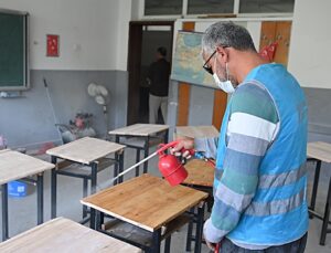 Osmaniye’de yükümlüler okullarda bakım ve onarım çalışması yapıyor