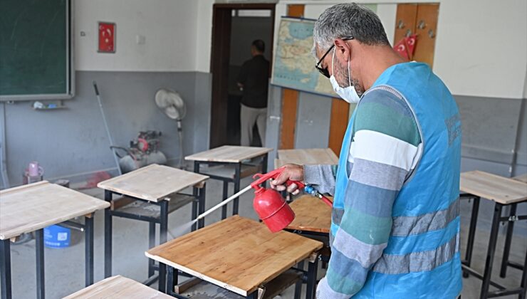 Osmaniye’de yükümlüler okullarda bakım ve onarım çalışması yapıyor